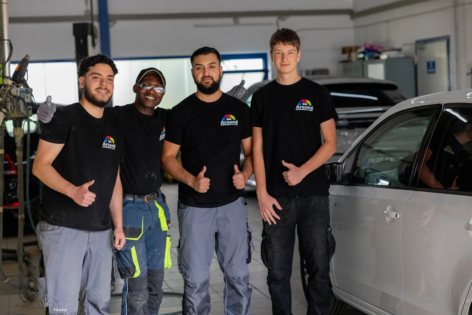 Karosserie-Team von Around in der Werkstatt bei Kassel