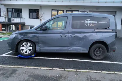 Beschädigtes Fahrzeug vor einer Karosserieaufbereitung